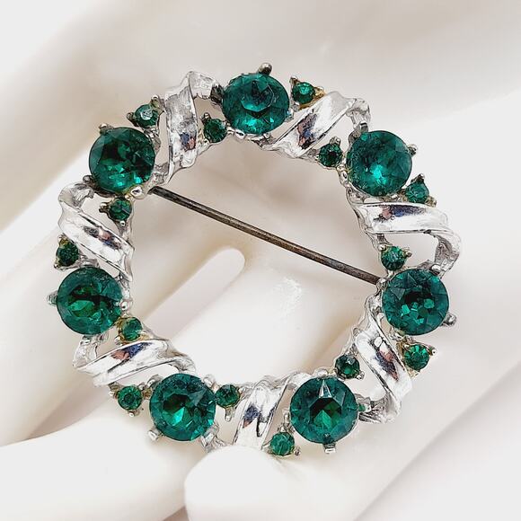 Vintage Jewelry - Vintage Emerald Green Wreath Brooch, Rhodium Plated 1.5 Inch Holiday Pin
